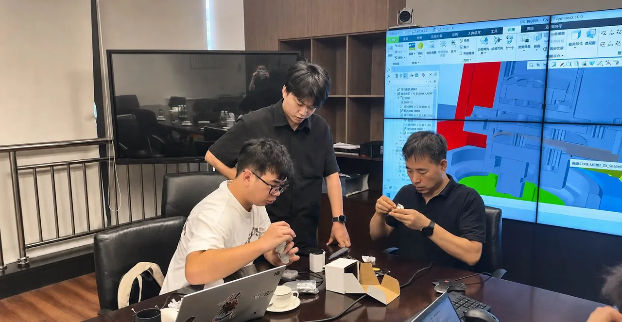 团队查看模型细节与 WatcheRobot 原型