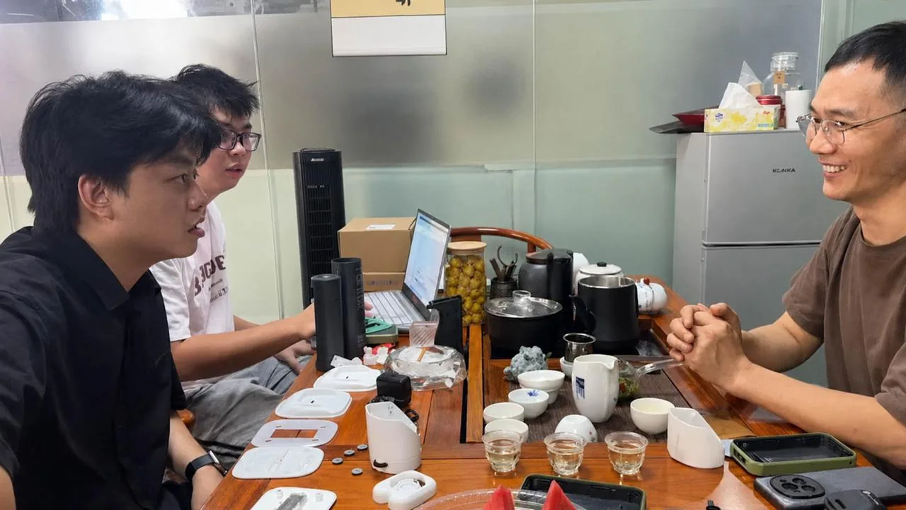 团队围绕桌面设备进行协作测试