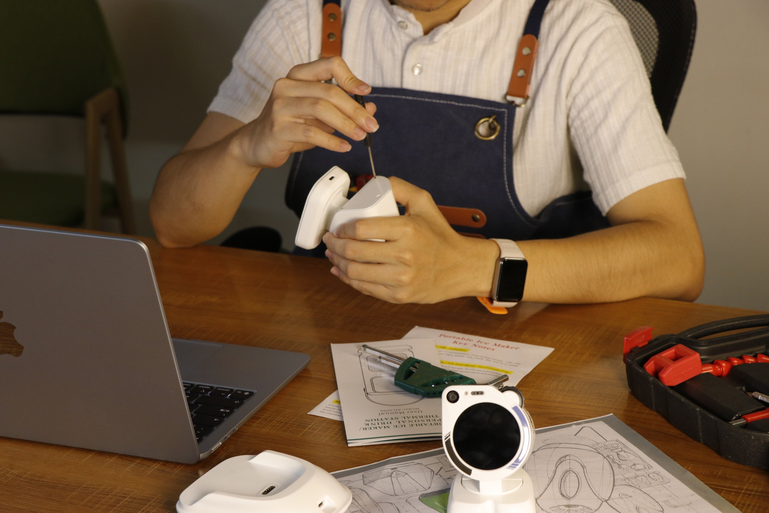 团队拆解并调试 WatcheRobot 原型