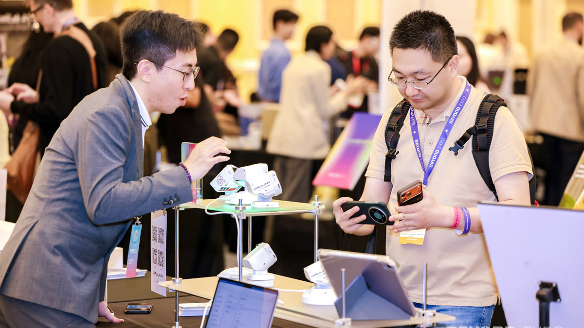 ORULINK 在行业展会现场演示桌面机器人
